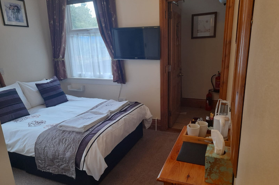 twin room with en suite toilet and the use of 2 shared bathrooms